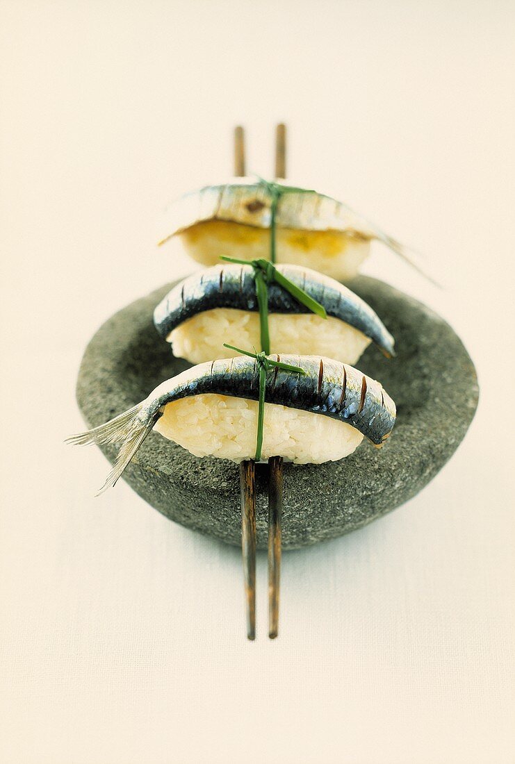 Nigiri-Sushi mit Sardinen