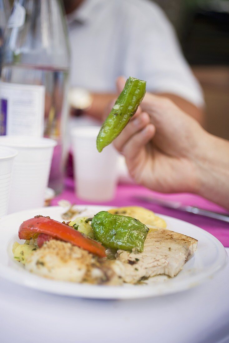 Gebratener Fisch und Gemüse mit Kartoffelsalat