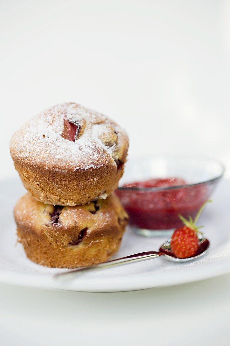 Zwei Erdbeermuffins mit Marmelade