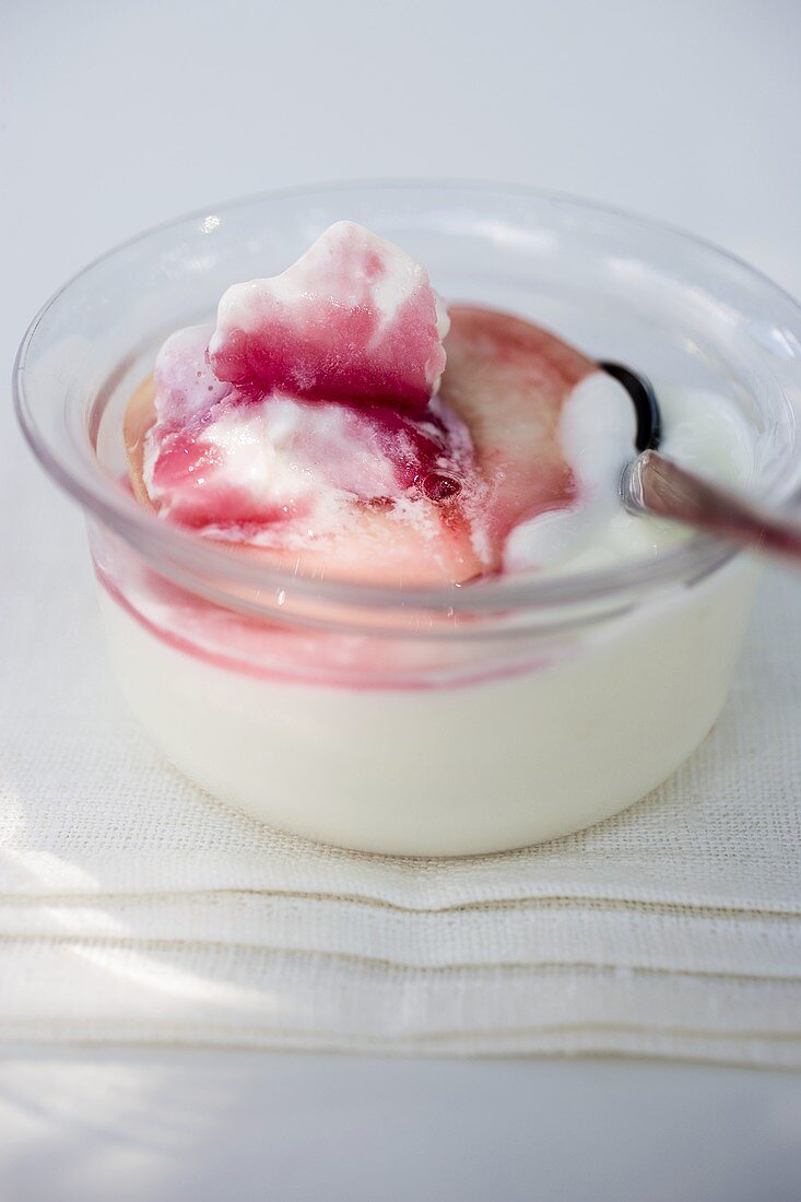 Joghurtspeise mit Pfirsich und Erdbeersauce