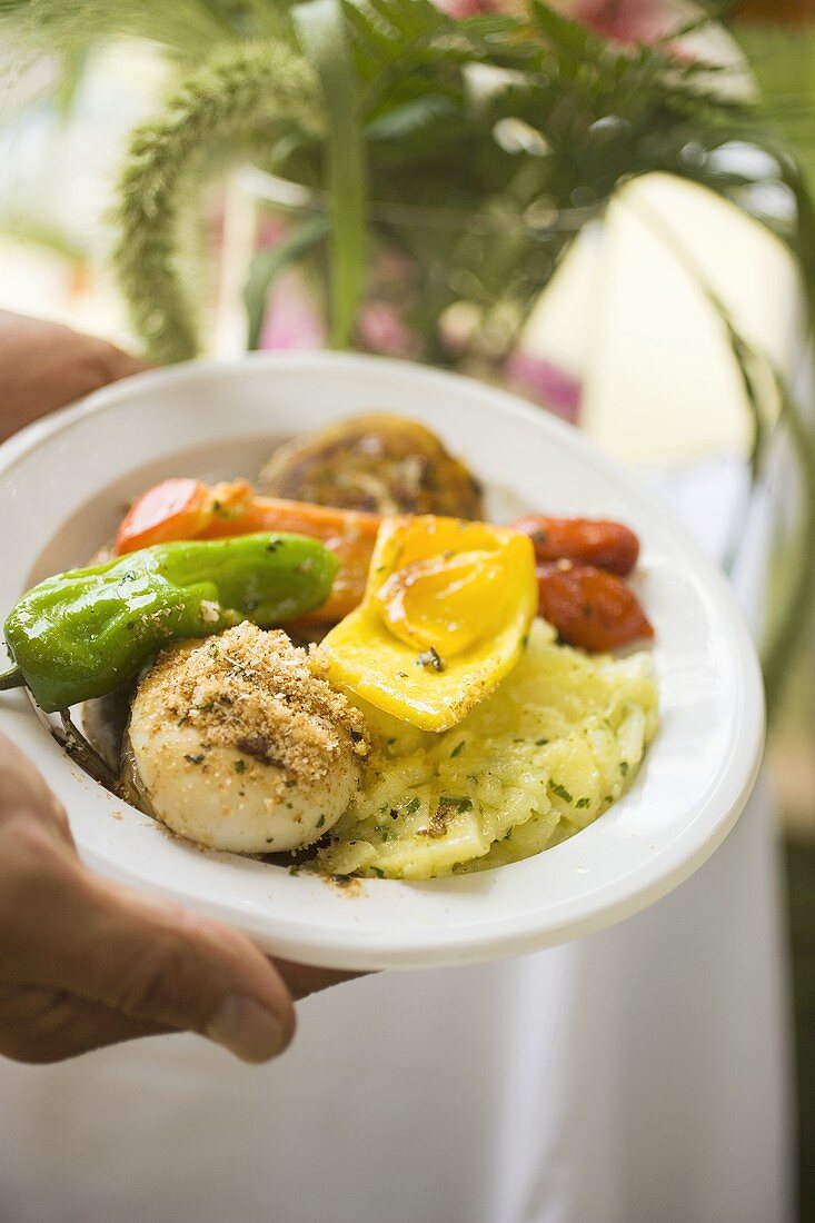 Gebratener Fisch und Gemüse mit Kartoffelsalat