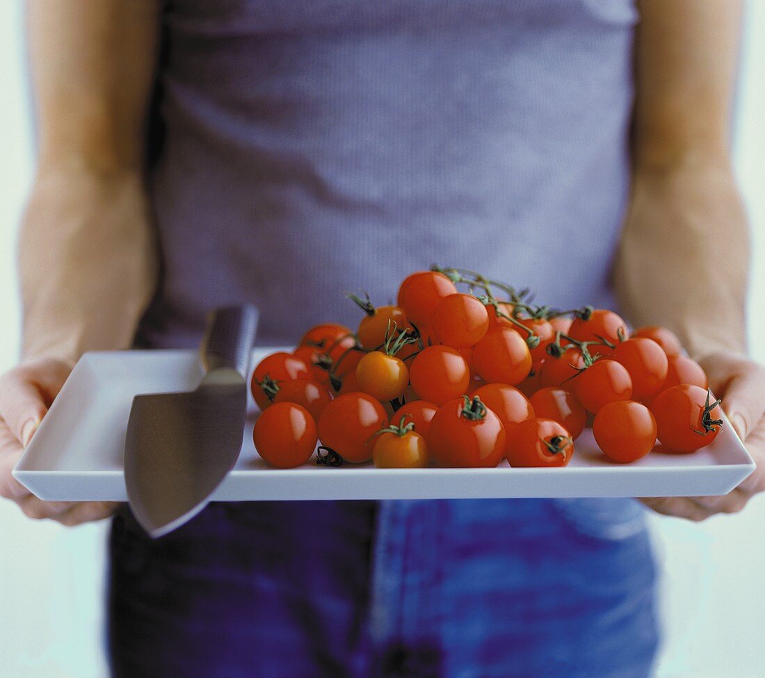 Kirschtomaten auf einer Platte