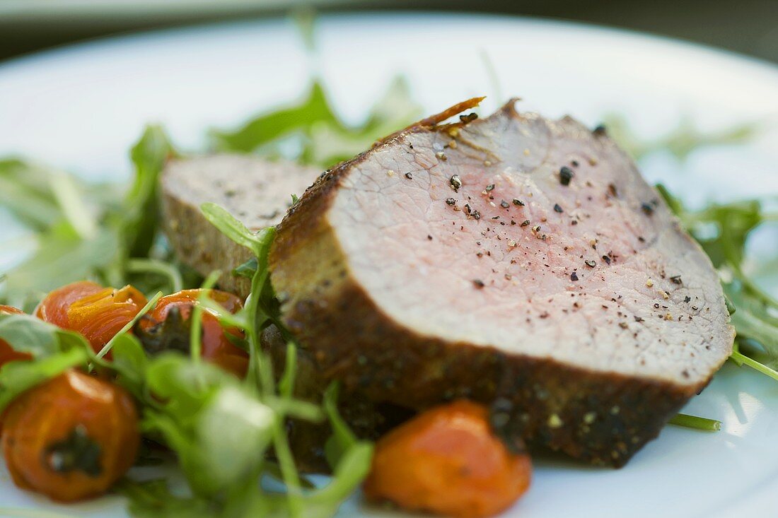 Roastbeef mit gebratenen Cocktailtomaten und Rucola