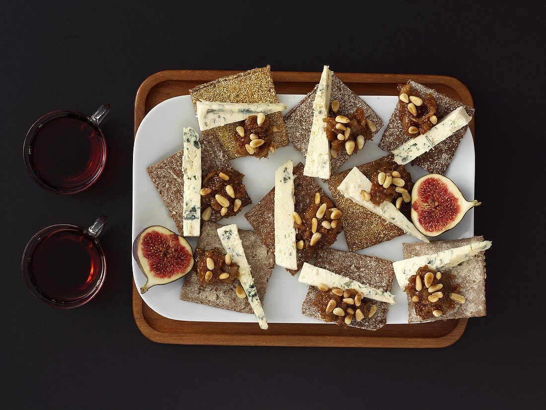 Cheese appetisers with fresh figs