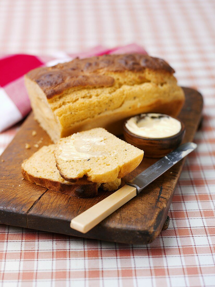 Cornbread (Maiskuchen, USA) mit Butter
