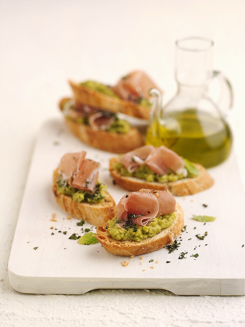 Crostini mit Erbsenpüree und Schinken