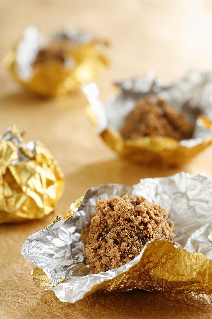 Selbstgemachte Rocher Praline in geöffneter Verpackung