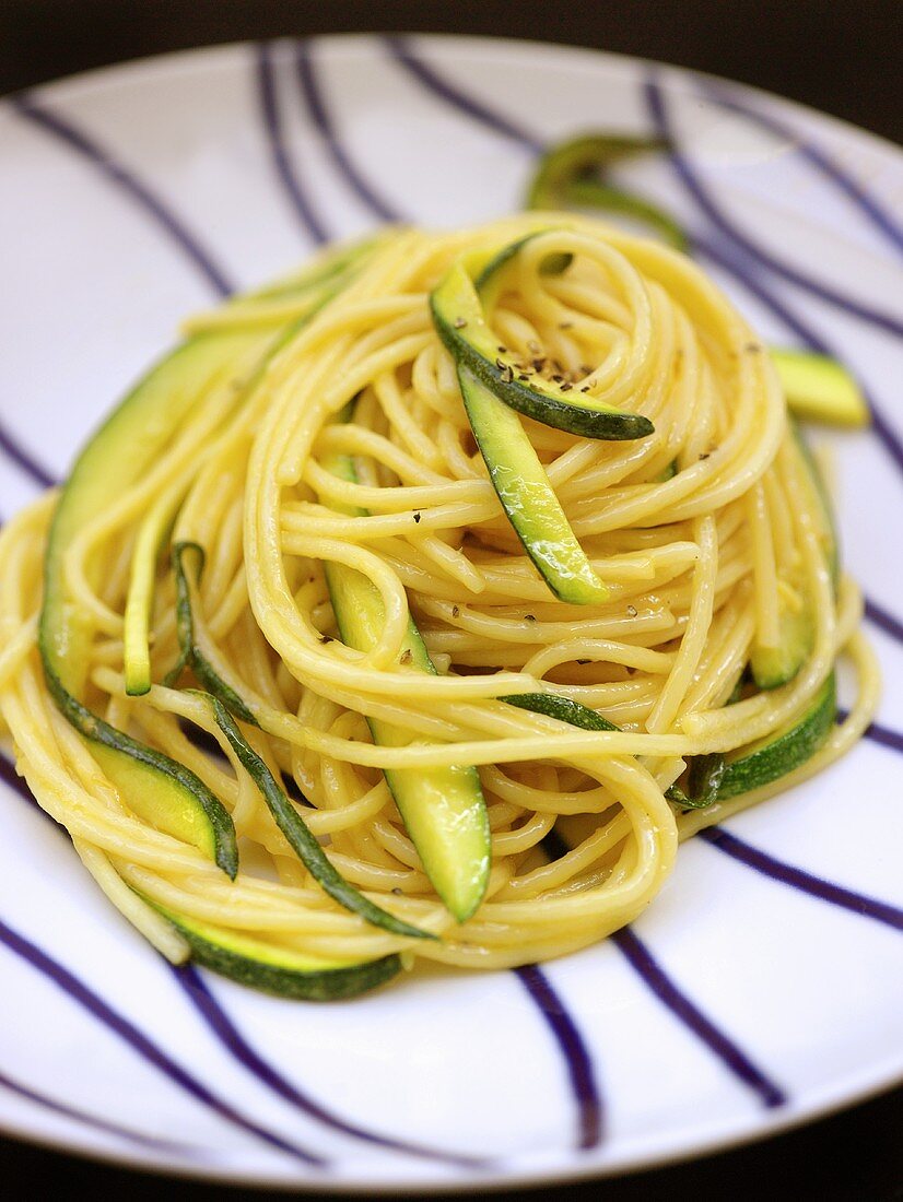 Spaghetti mit Zucchini-Streifen