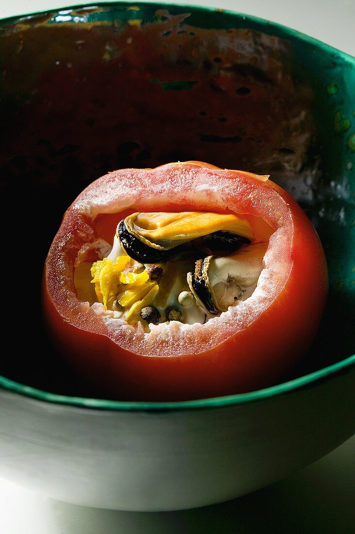 Gefüllte Tomate mit Muscheln