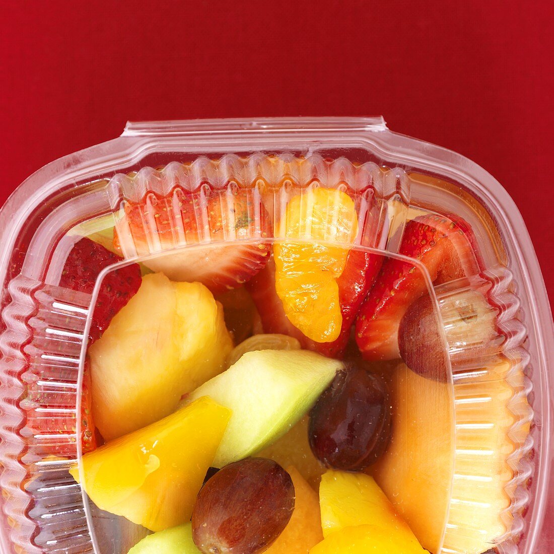 Fruchtsalat in der Plastikschale