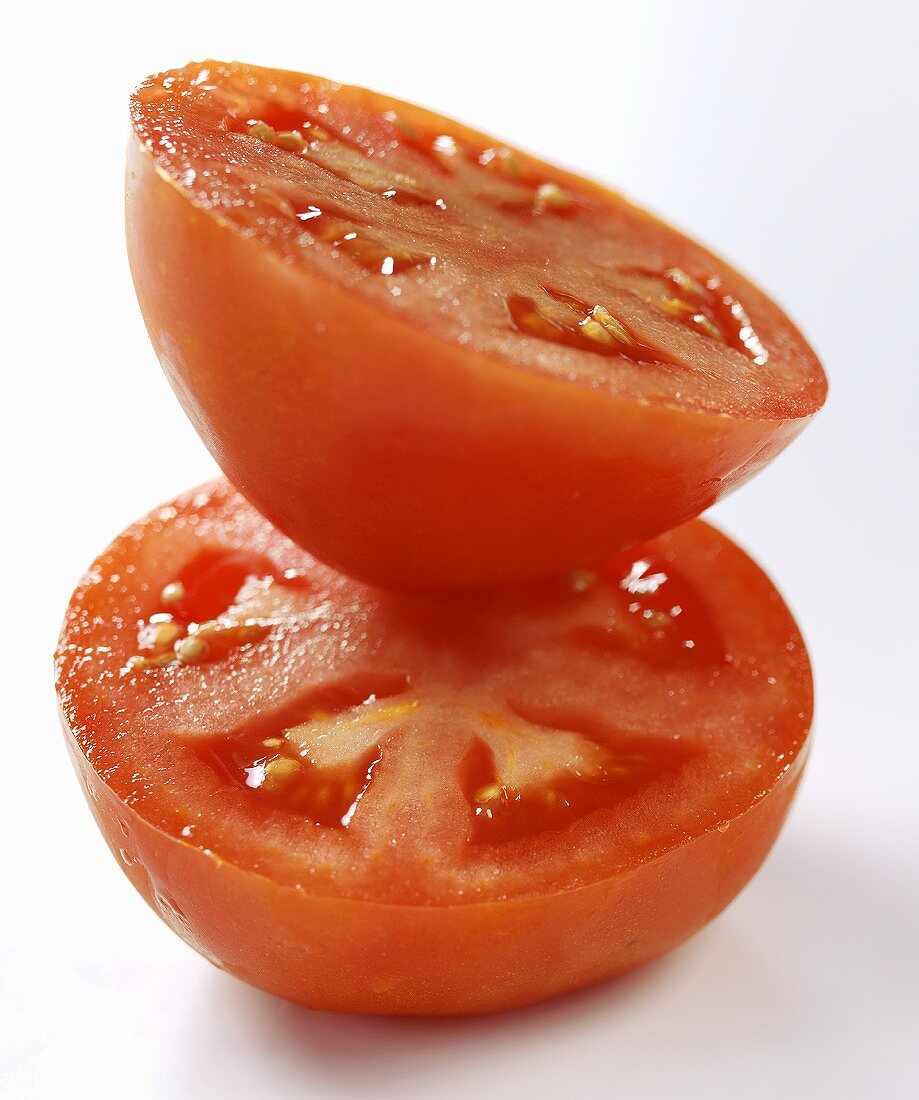 Zwei Tomatenhälften