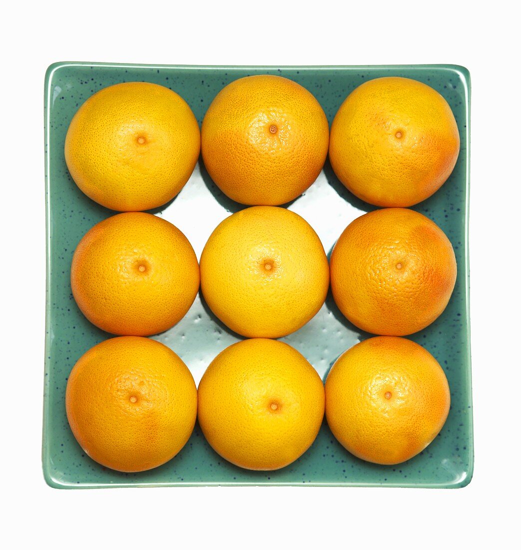 Orangen auf einer Platte