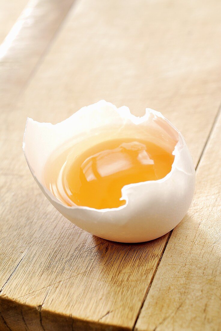 Ein aufgeschlagenes Ei in der Schale