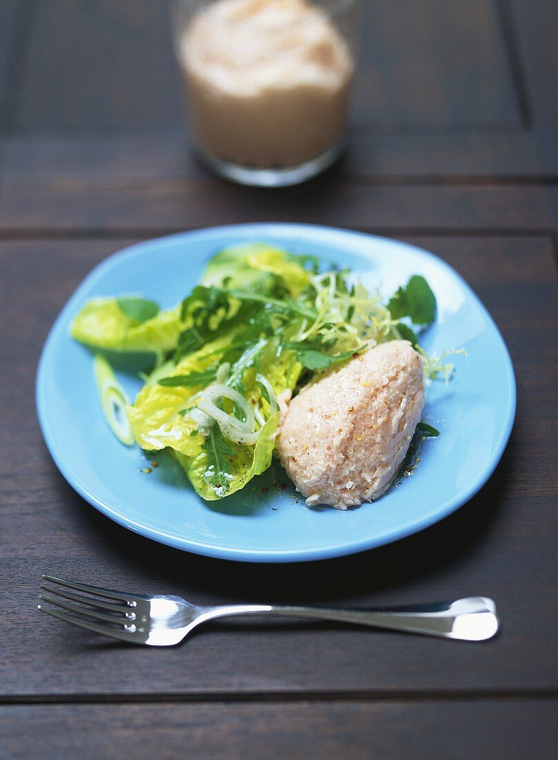 Schinkenmousse auf sommerlichem Salat