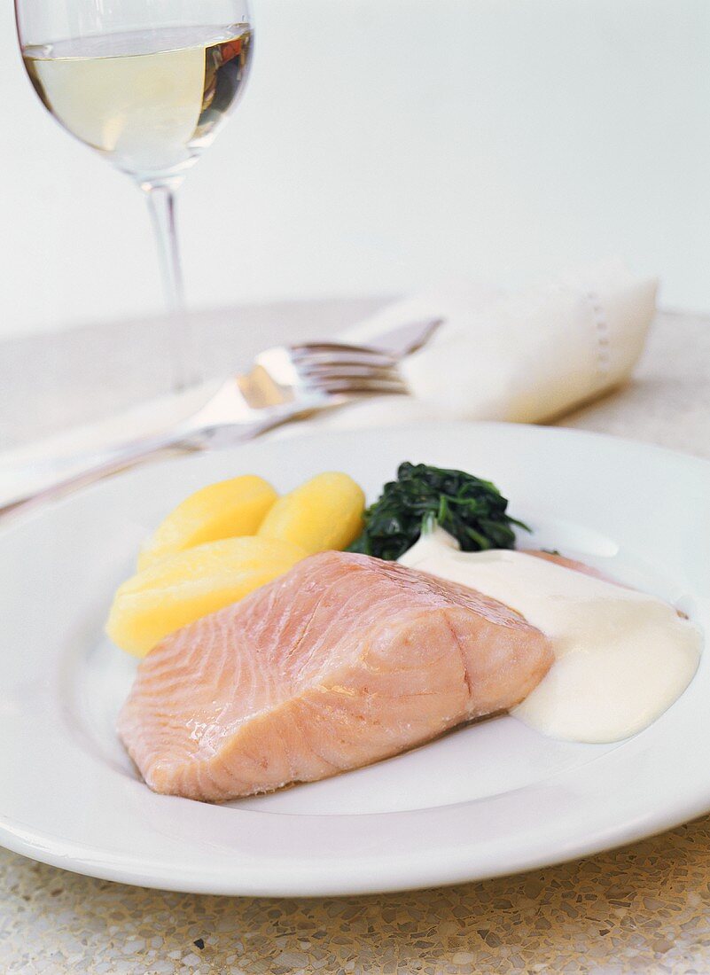 Poached salmon with hollandaise sauce, potatoes & spinach