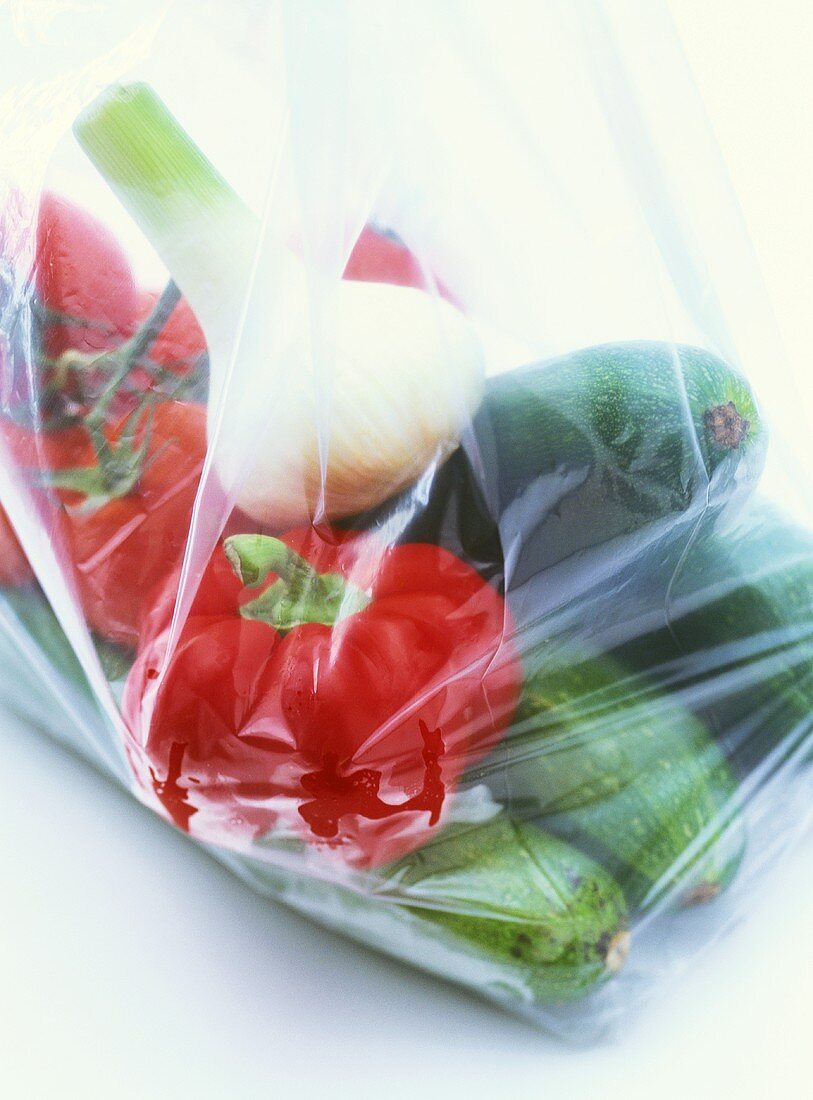 Gemischtes Gemüse im Plastikbeutel