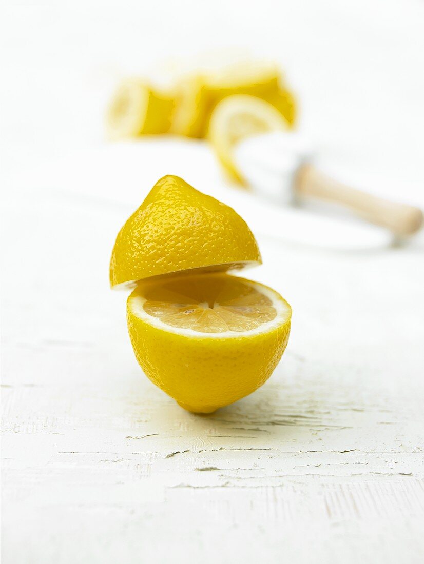 Eine halbierte Zitrone
