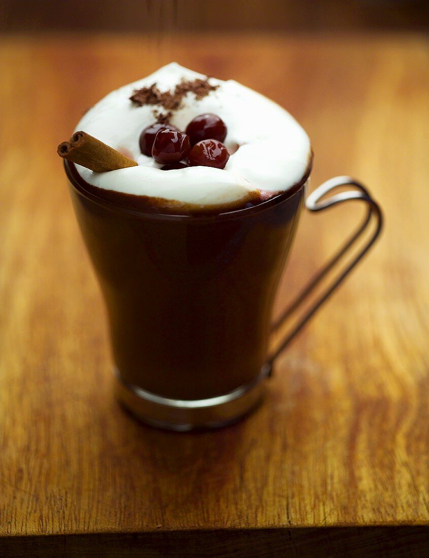 Ein Glas heiße Schokolade mit Milchschaum