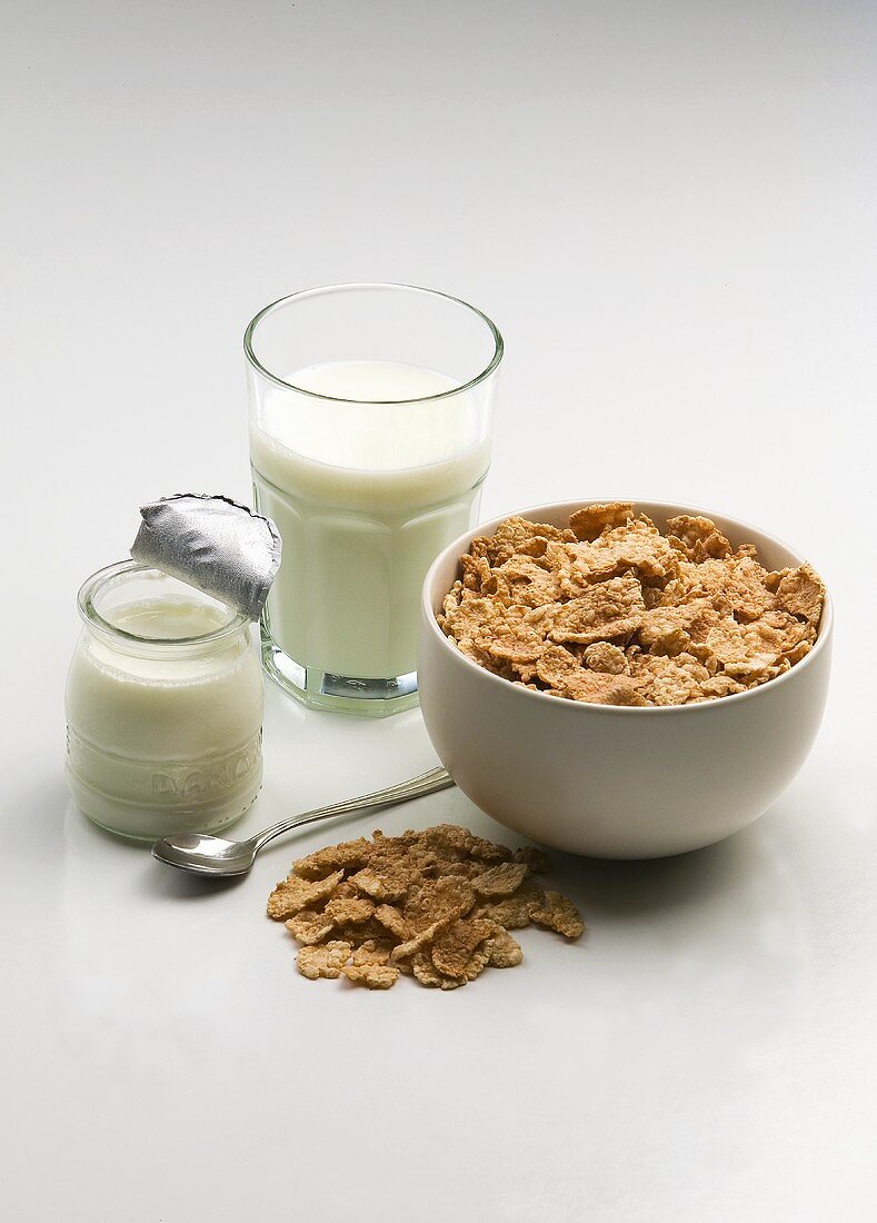 Milch, Joghurt und Frühstücksflocken