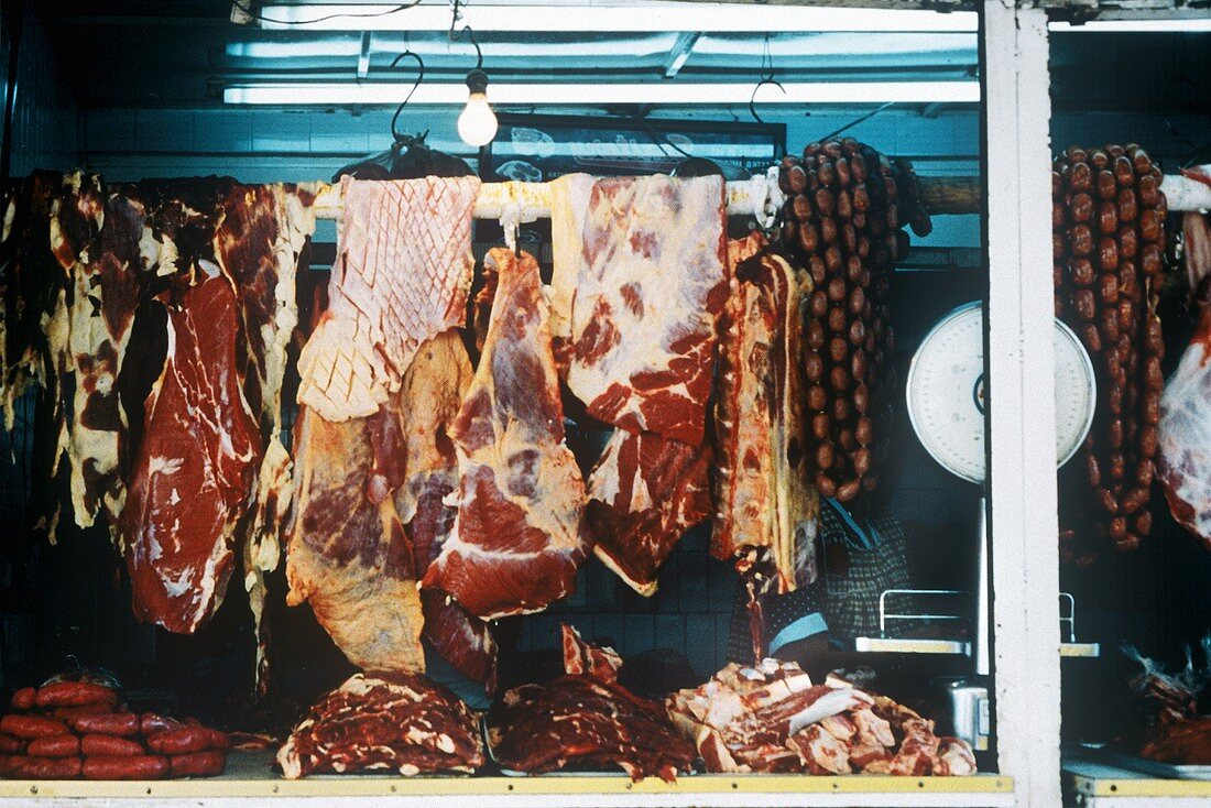 Frisches Fleisch und Wurst auf einem Markt