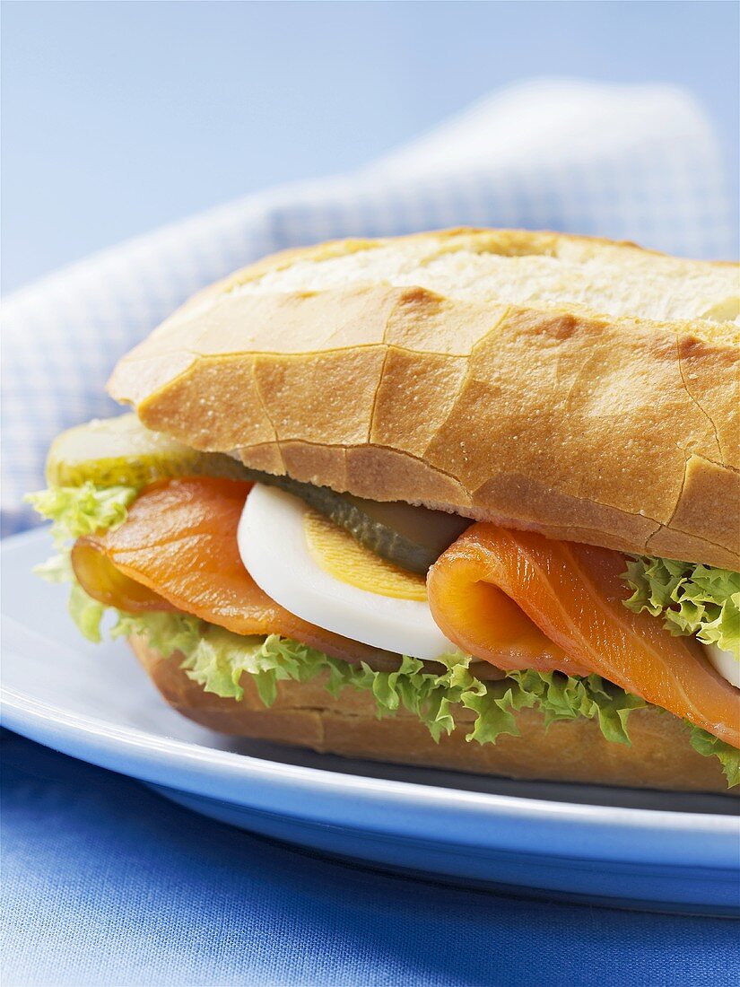 Baguette mit Räucherlachs und gekochtem Ei