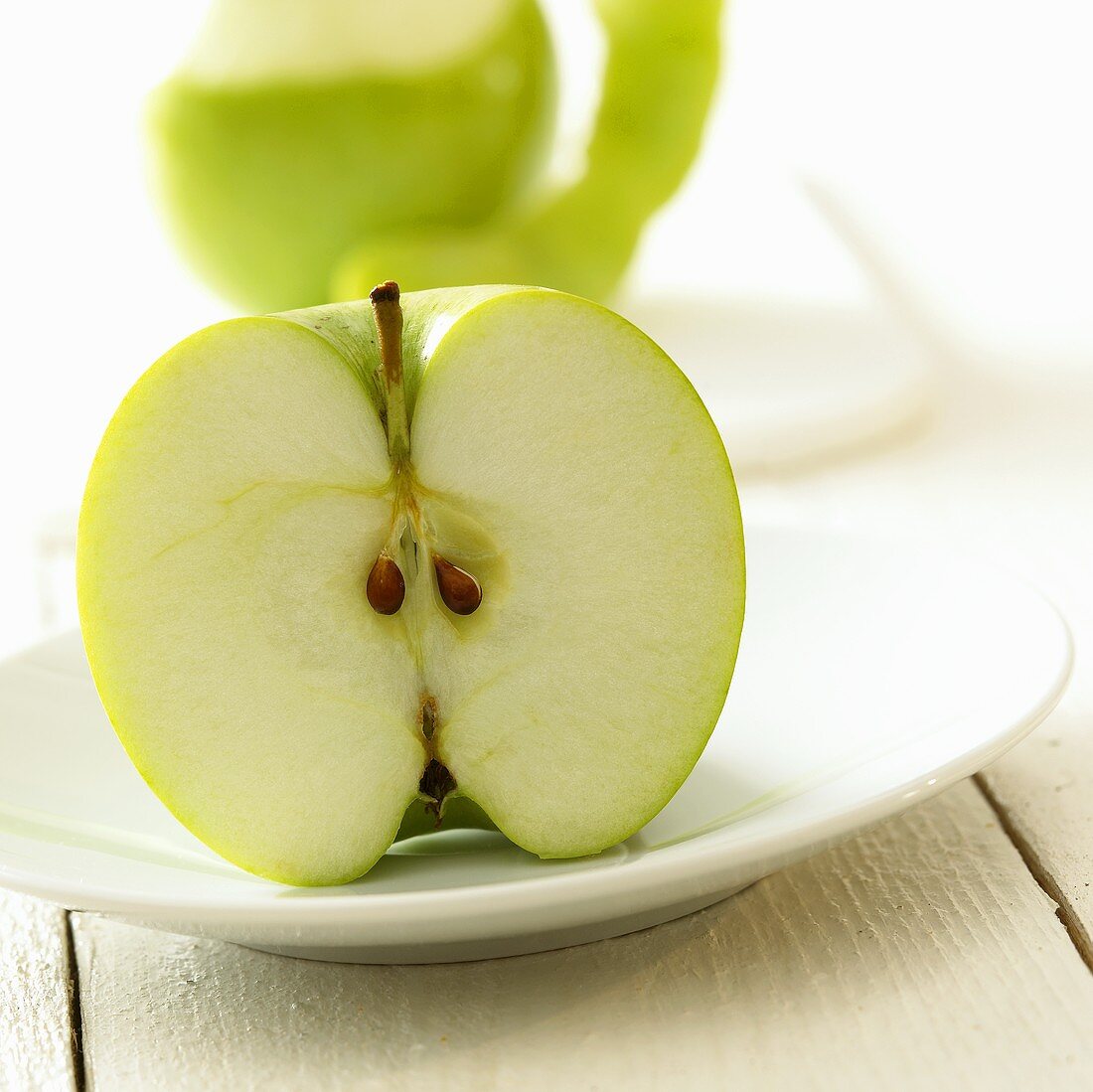 Ein halber Apfel auf einem Teller
