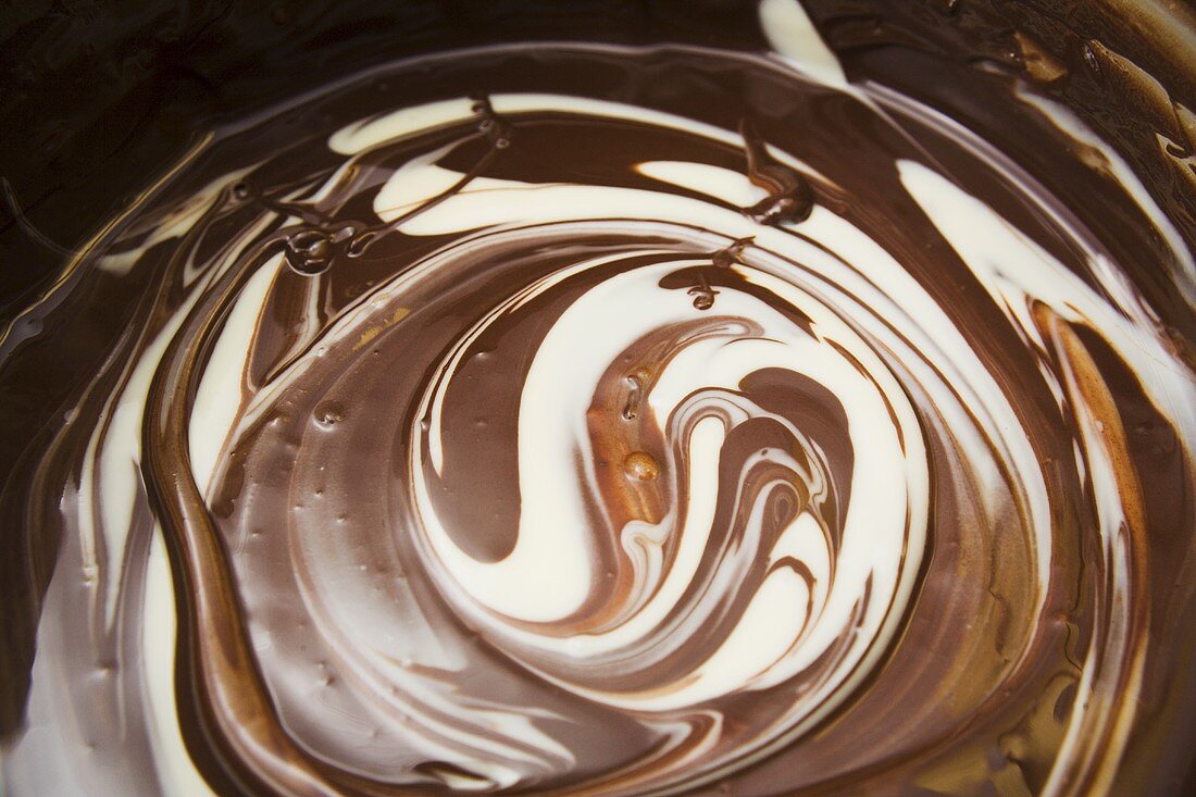 Geschmolzene Schokolade 'black & white'