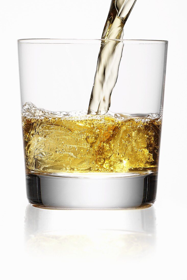 Whiskey in ein Glas einschenken