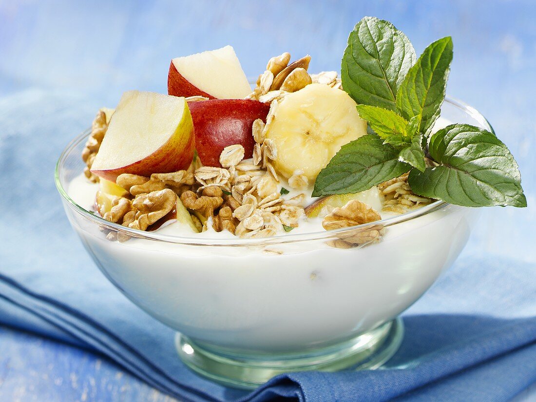 Yoghurt with fruit, nuts and rolled oats