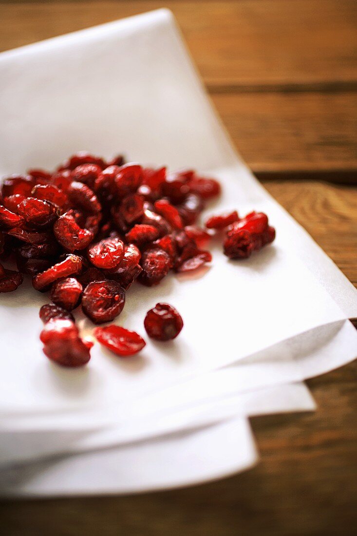 Getrocknete Cranberries auf Pergamentpapier