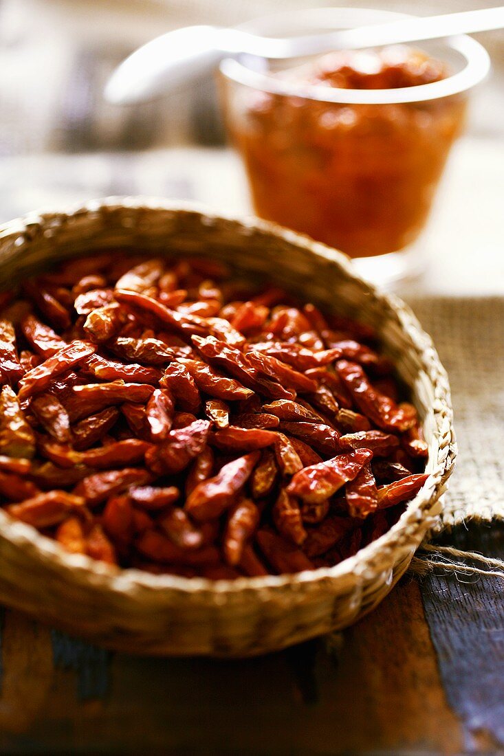 Getrocknete Chilischoten in einem Körbchen