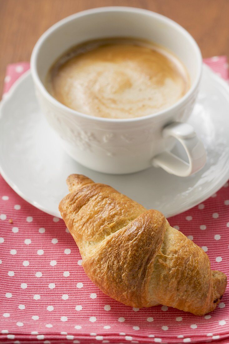 Croissant und Tasse Cappuccino