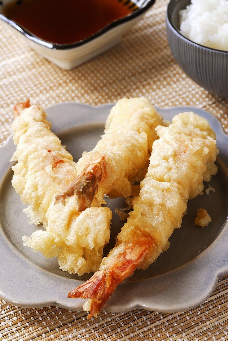 Garnelen-Tempura mit Sojasauce und Reis