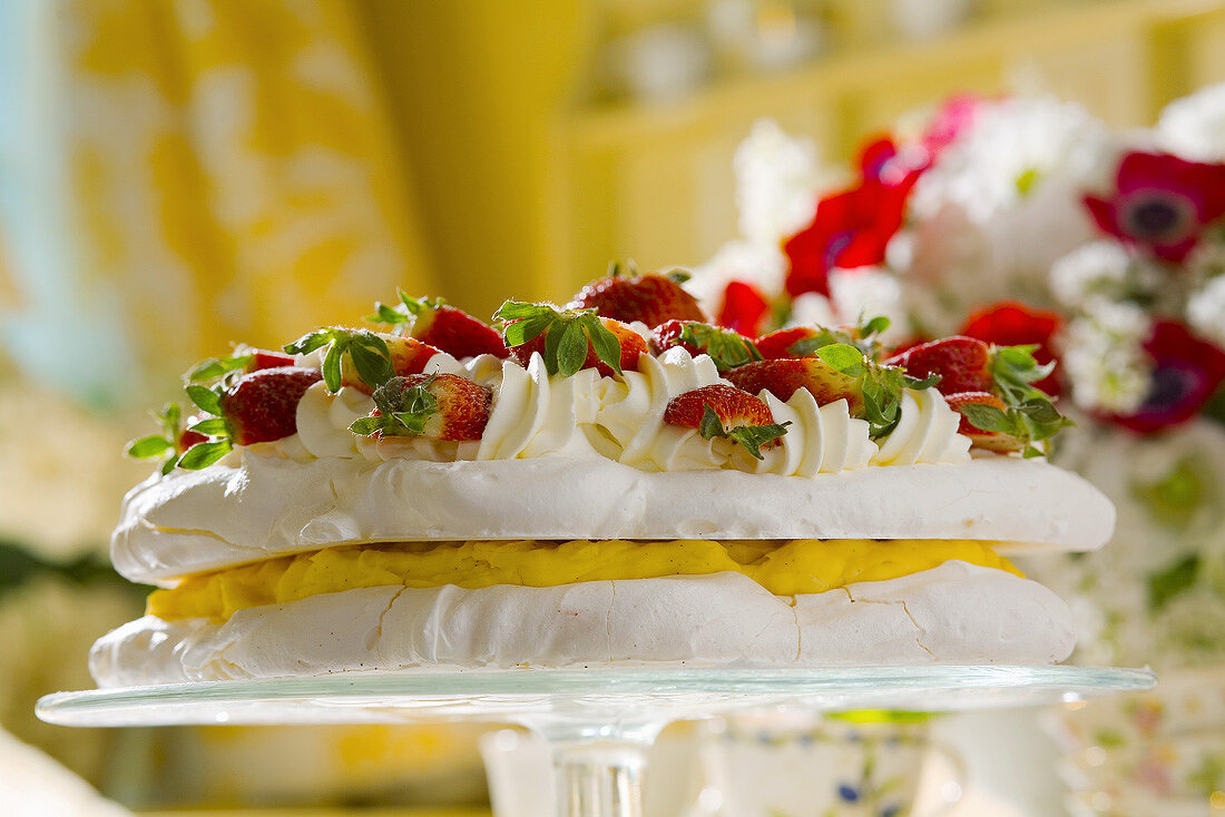 Meringue with vanilla cream and strawberries