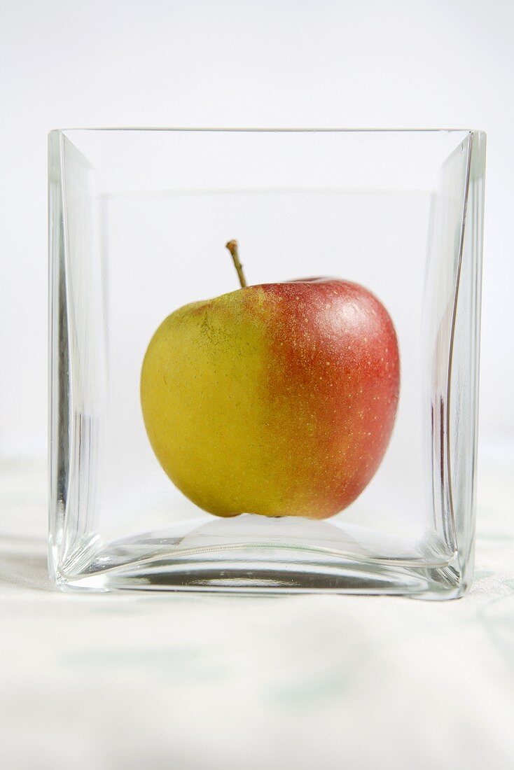 Apfel in Glasschale