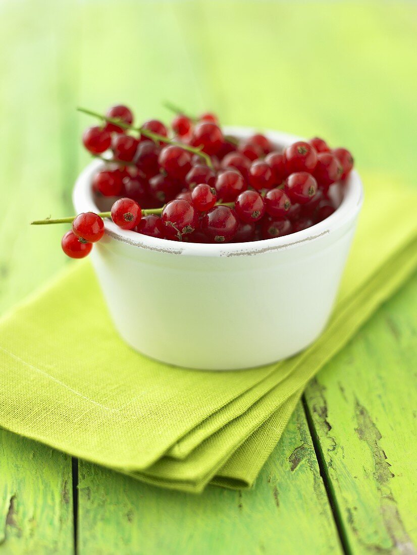 Redcurrants in a white bowl