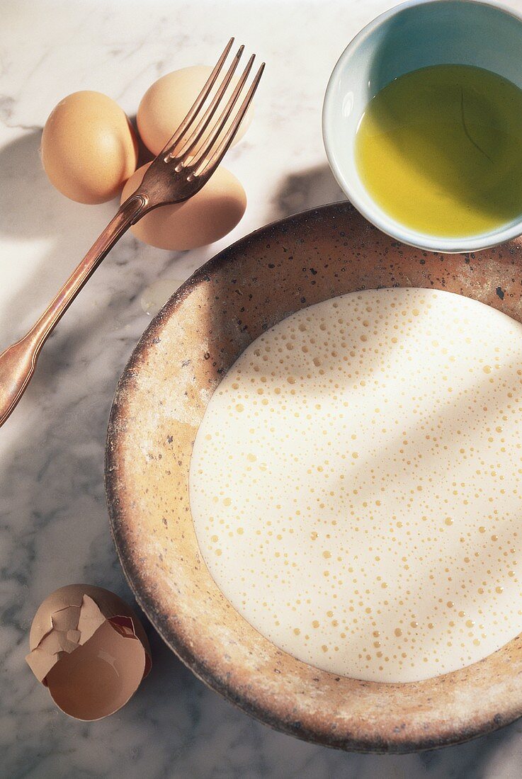 Milch; Eier; Olivenöl in der Tasse