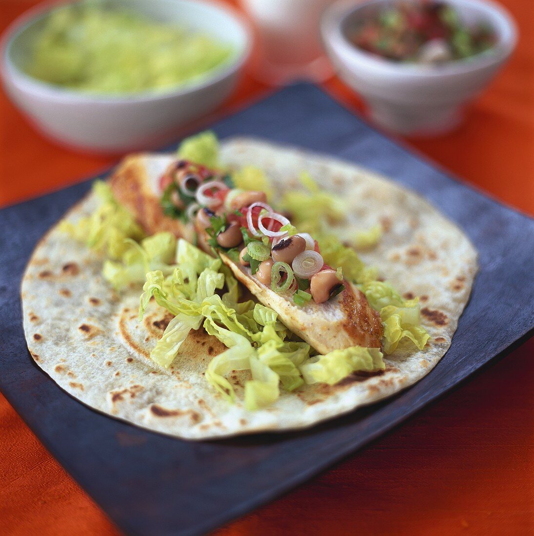 Weizentortilla mit Hähnchenbrust und Gemüse