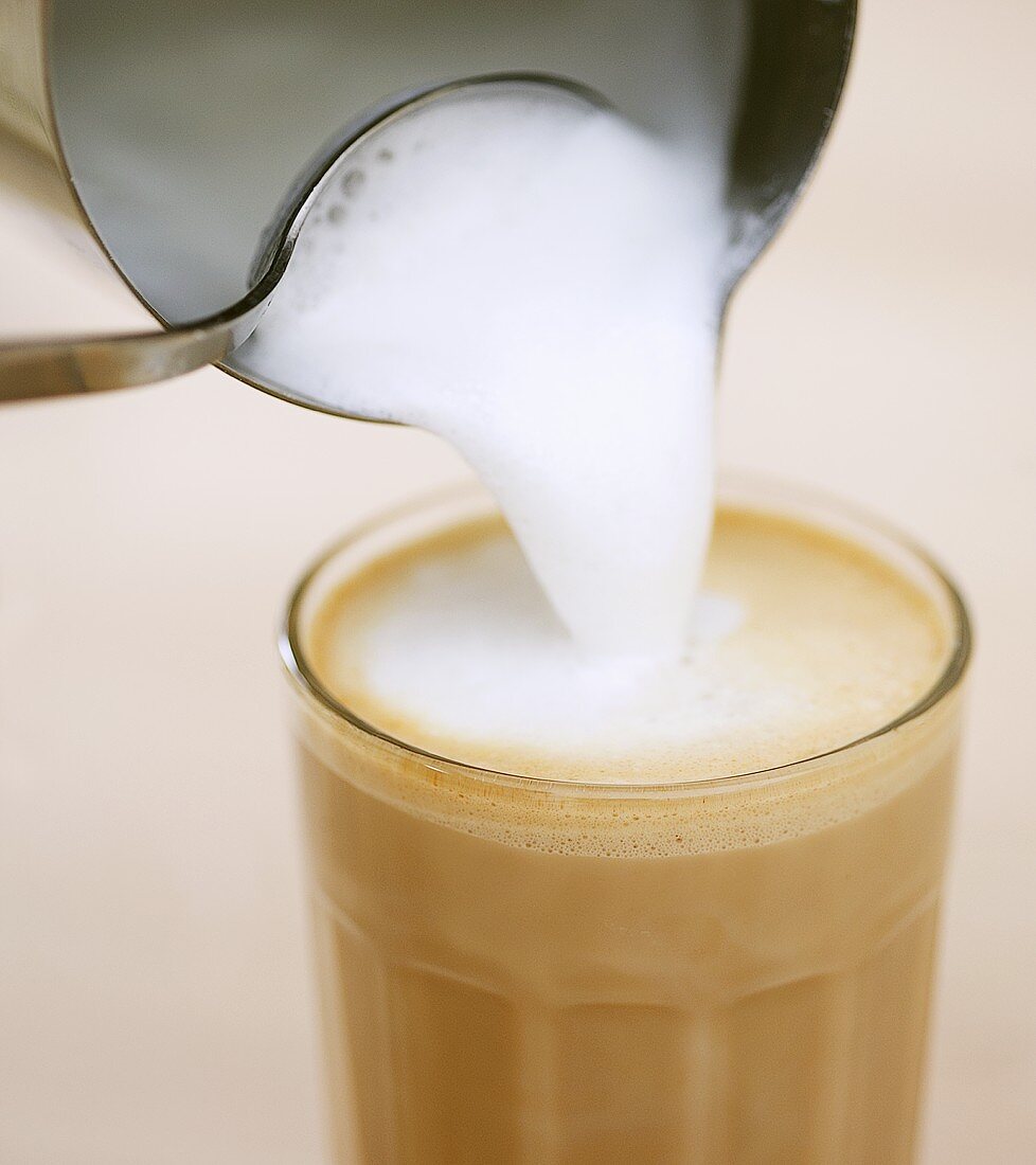 Pouring milk froth