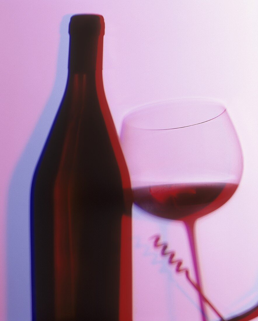 Stillleben mit Rotweinglas, -flasche und Korkenzieher