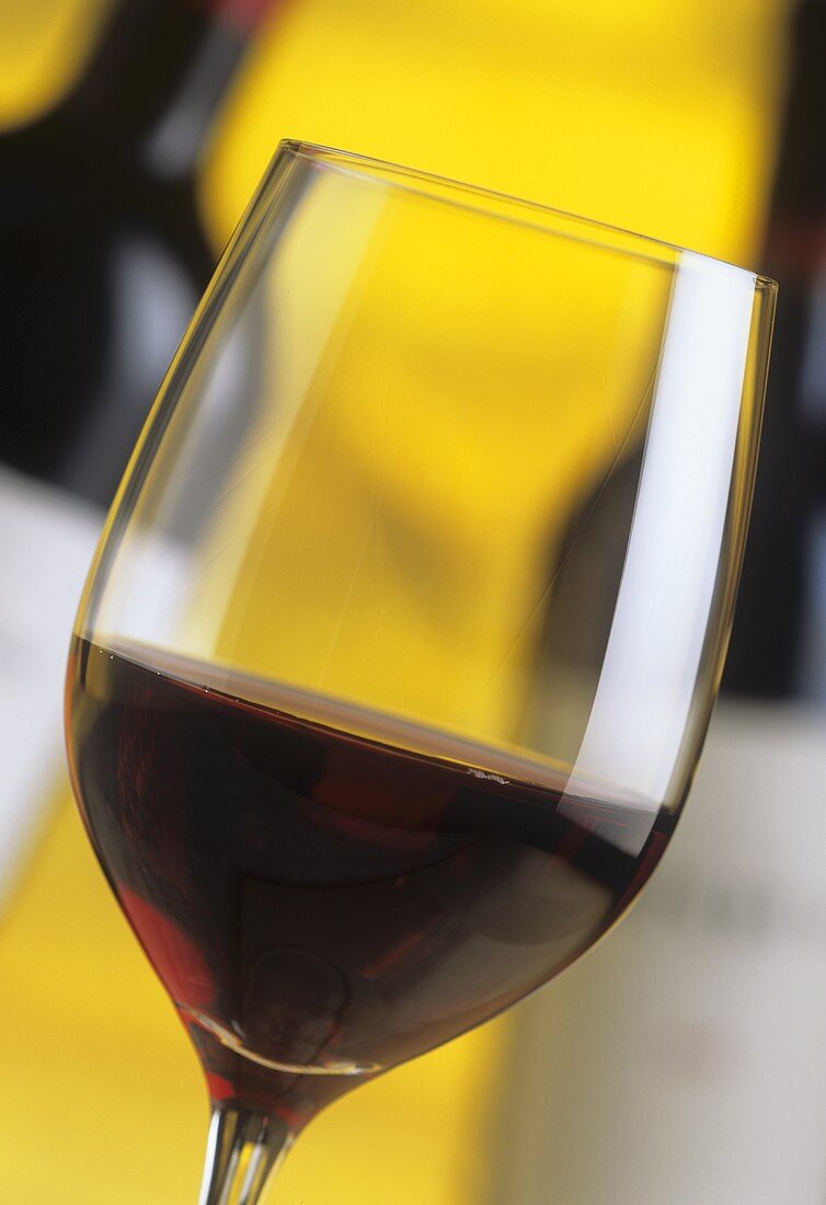 A glass of red wine (close-up)