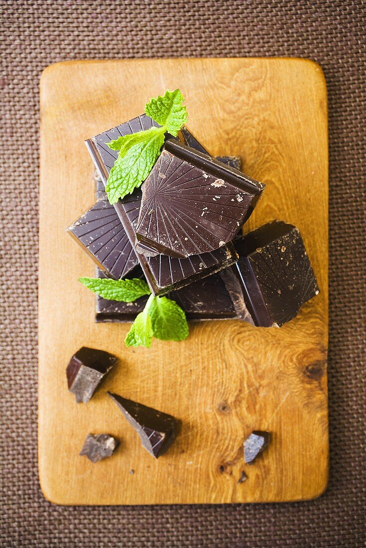 Schokoladenstücke mit Minzblättern