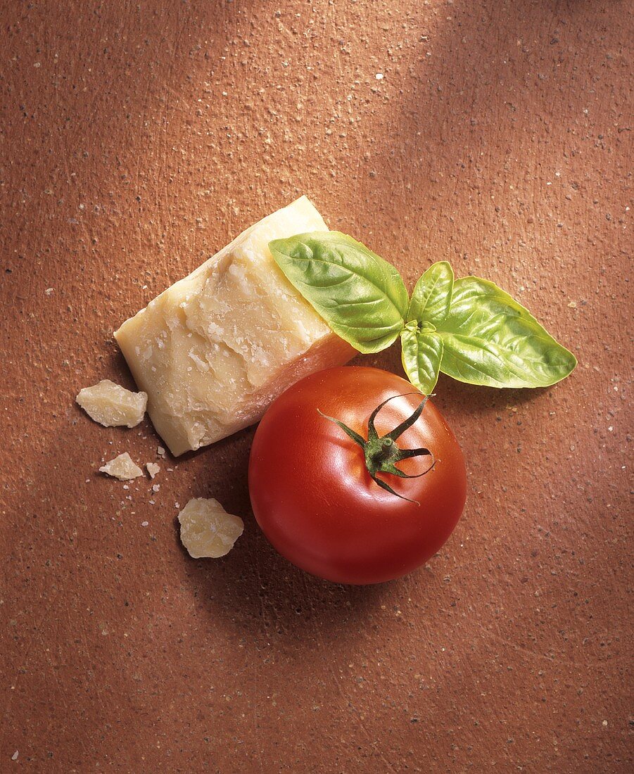 Tomate mit Basilikum und Parmesan
