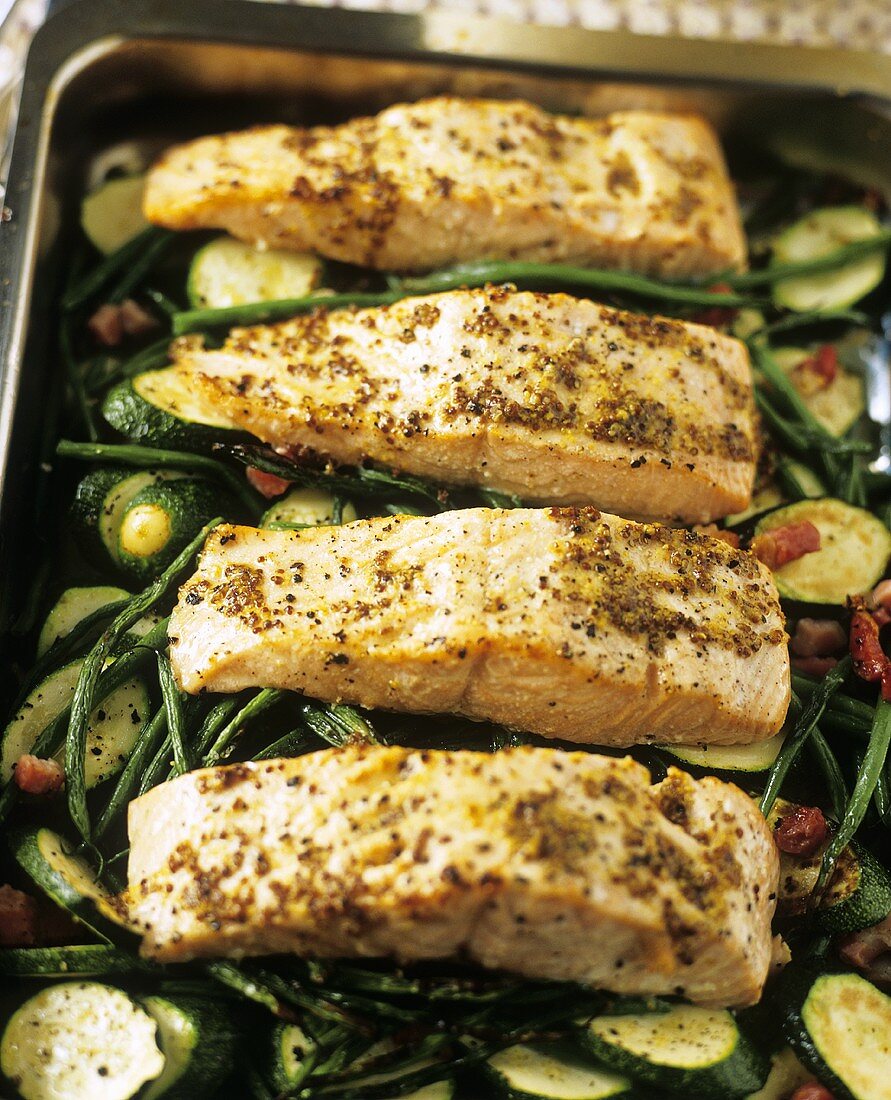 Lachsfilet mit Senfkörnern auf Zucchini-Bohnen-Gemüse