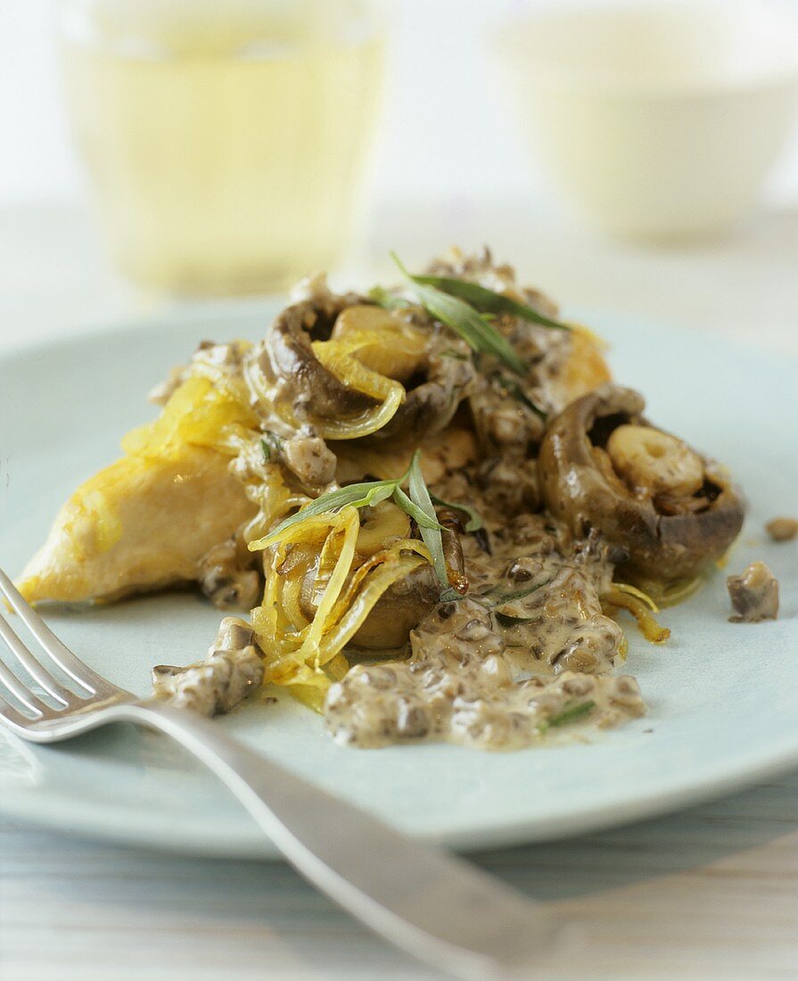 Hähnchenbrust mit Zwiebeln und cremiger Pilzsauce