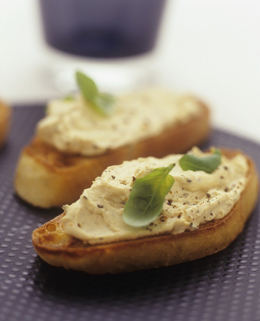 Geröstete Brotscheiben mit Hummus