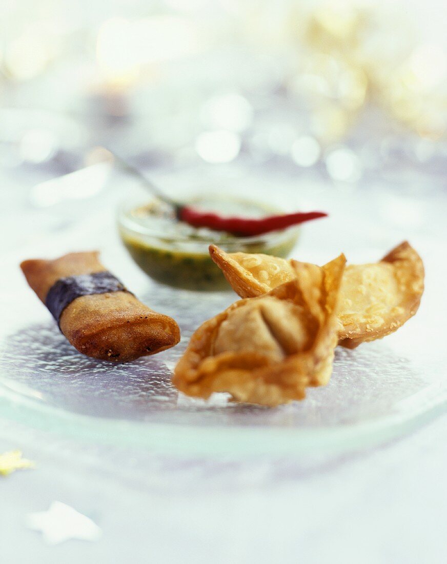 Deep-fried wontons with chilli dip