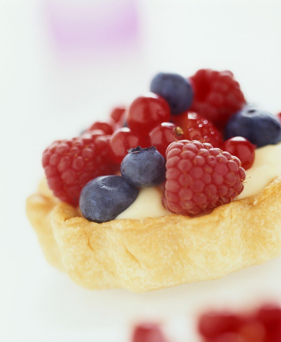 Berry tart with vanilla cream