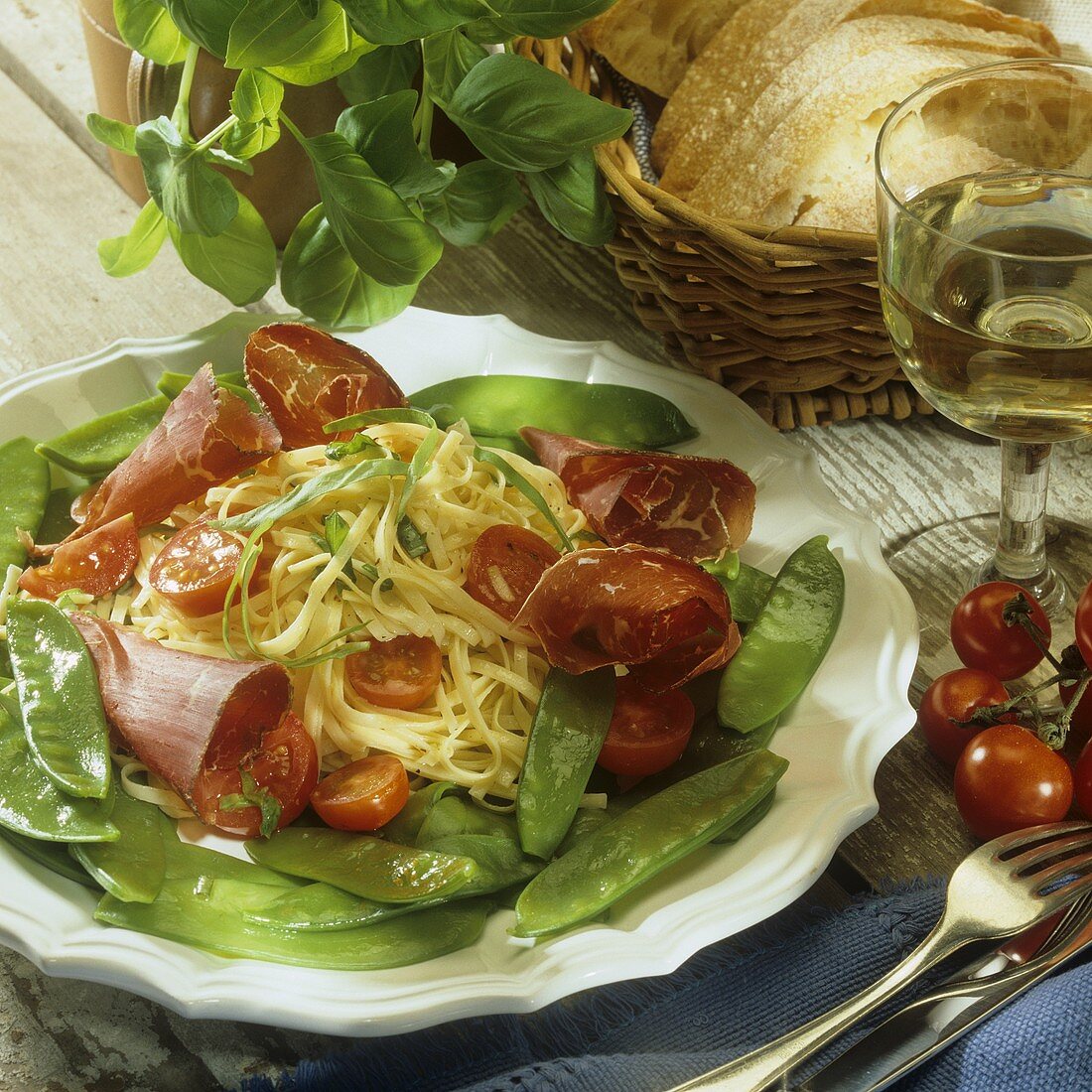 Nudelsalat mit Zuckerschoten, Cocktailtomaten und Schinken