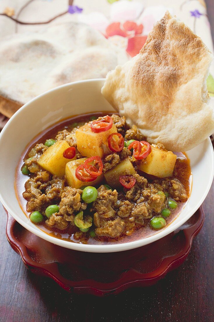 Indian mince dish with flatbread